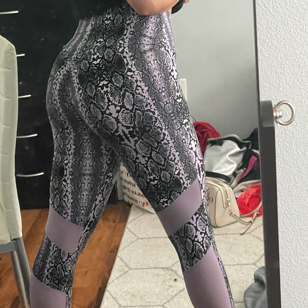 RYDERWEAR Scrunch Butt Snake Print Leggings